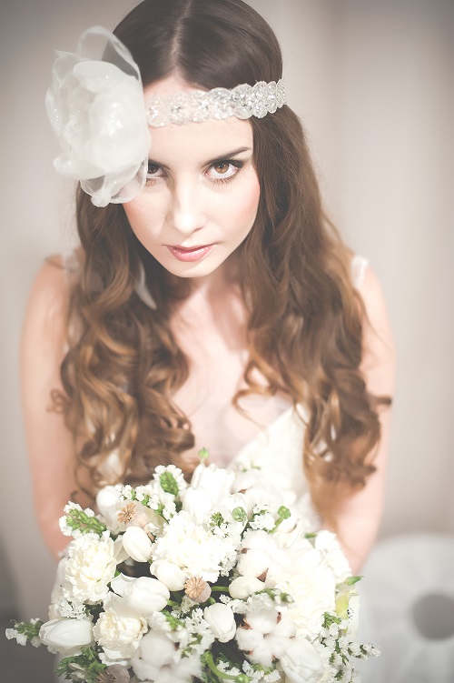 dodatki ślubne dla Panny Młodej, opaska z kwiatem na głowę